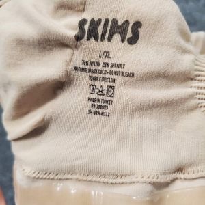 SKIMS fits everybody bra, L/XL, nude, NWOT, sold out!